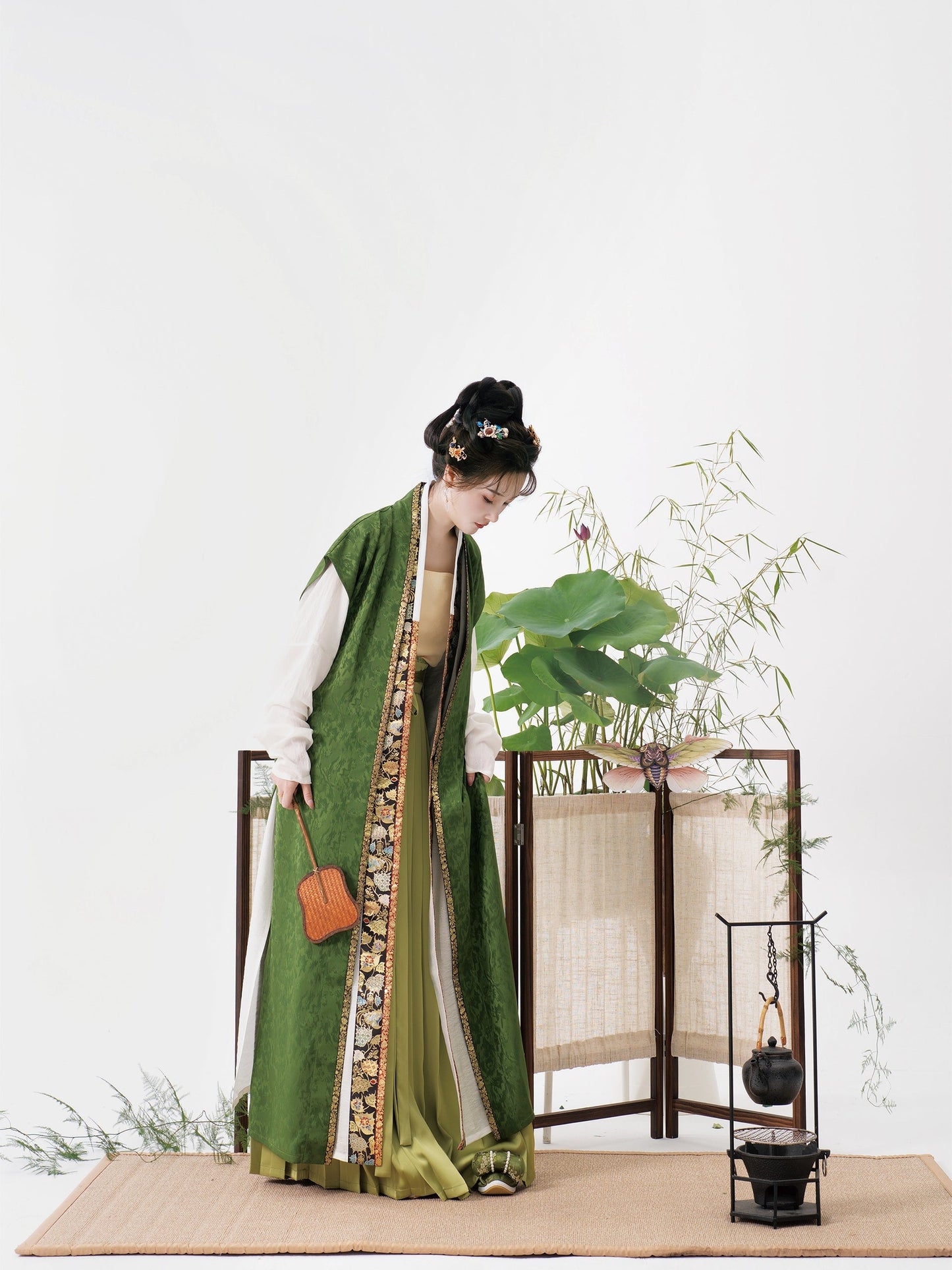 Serenade of Peaceful Joy 清平乐 Northern Song Dynasty Brocade Trim Changshan Top Bijia Vest & Baidiequn Skirt Set