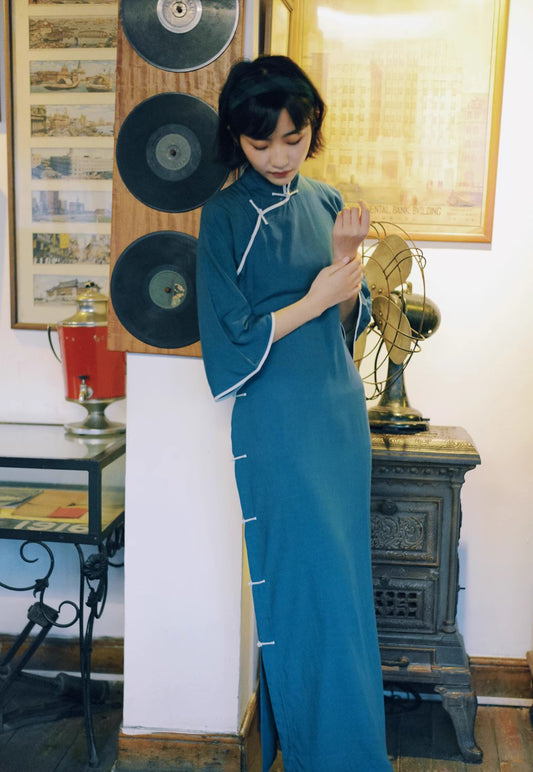 Mulan Xiang 木兰香 Magnolia Late 20s Bell Sleeve Contrast Trim Qipao